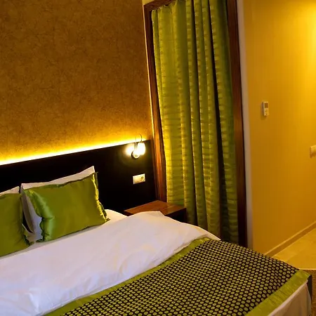 Au Pera Hotell 5*